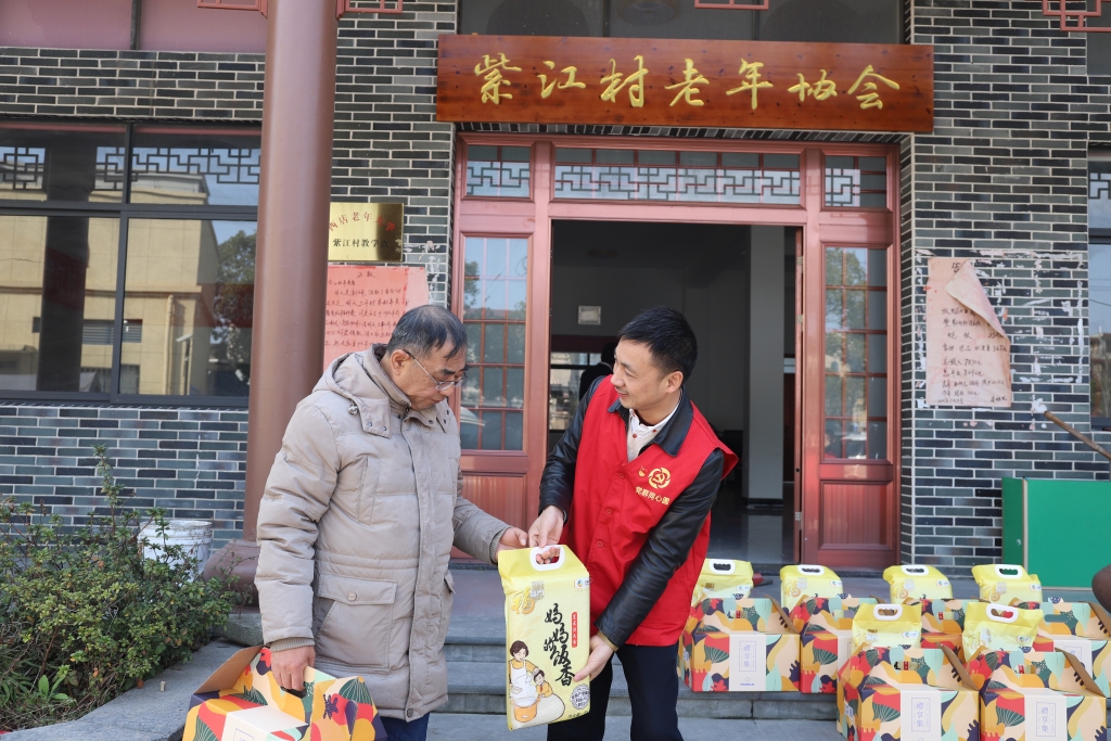暖春意，，，，敬老情-k8凯发官网多年坚持慰问孤寡老人